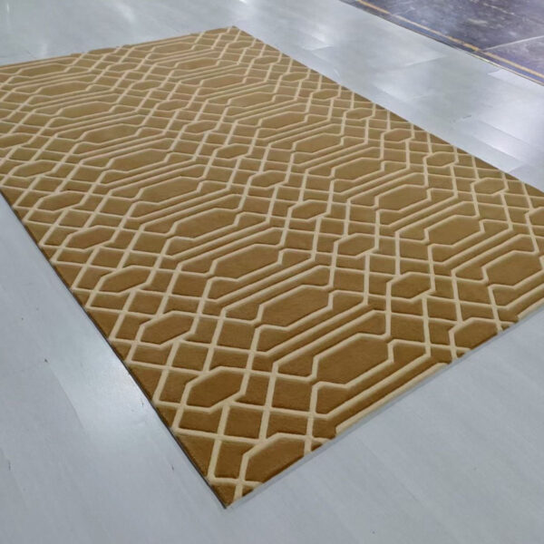 Una alfombra marrón estampada con un patrón geométrico en crema y blanco. Presenta un diseño tipo panal de abeja con líneas interconectadas que crean formas de diamantes y hexágonos por toda la superficie.