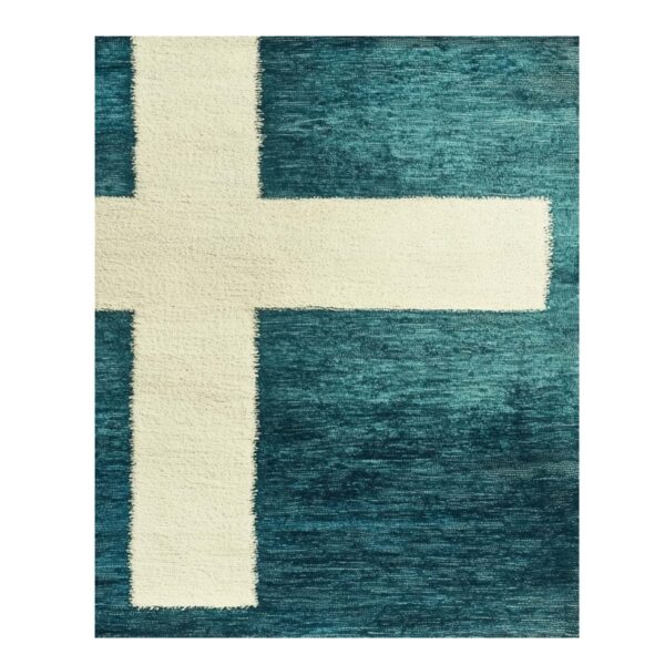Alfombra minimalista tufted con diseño de cruz blanca sobre fondo verde azulado. Estilo geométrico moderno con textura lana suave.